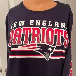 NEW ENGLAND PATRIOTS long sleeve T-shirt. Size S/P. Navy blue w/Patriots emblem
